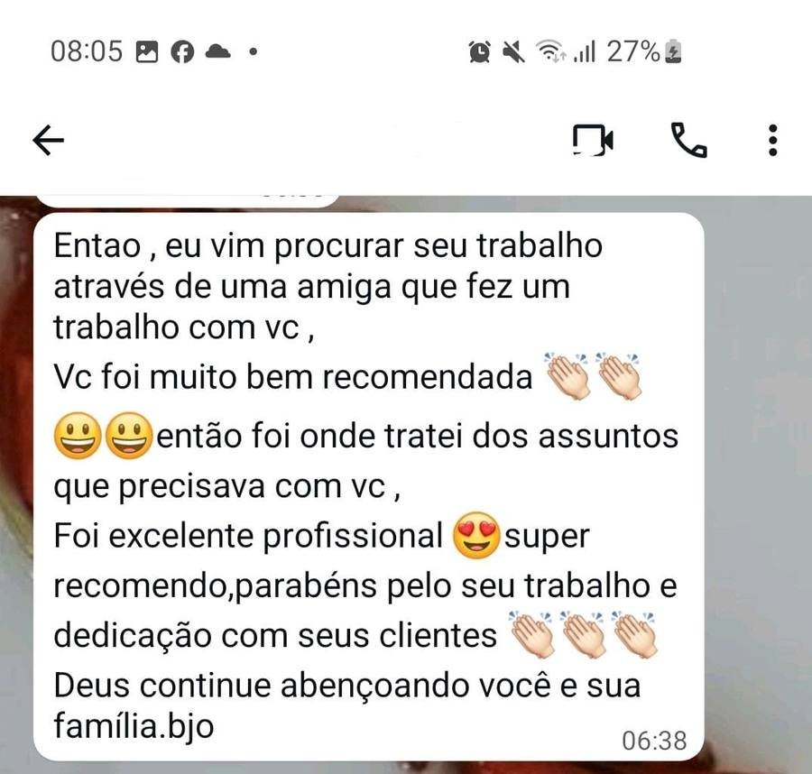 Mesa de trabalho contábil com calculadora e relatórios financeiros
